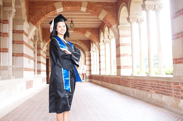 Bella giovane donna asiatica in berretto laurea e abito — Foto Stock