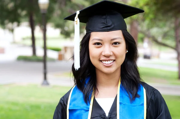 卒業帽とガウンの美しい若いアジア女性 — ストック写真