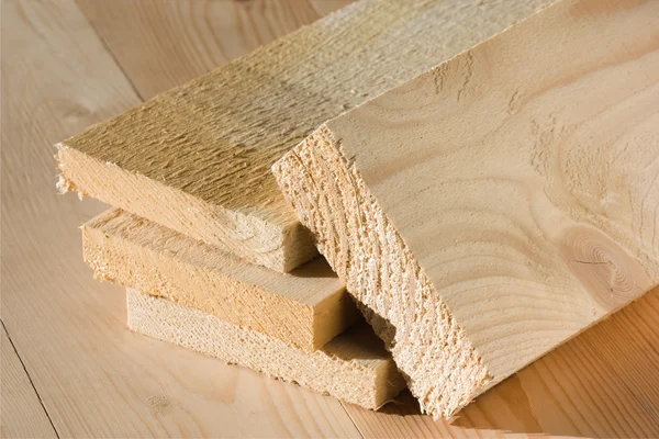 Hrubé dřevěné desky leží na na podlaze — Stock fotografie