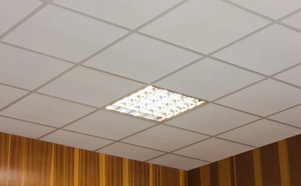 Office taket med inbyggd fluorescerande lampa — Stockfoto