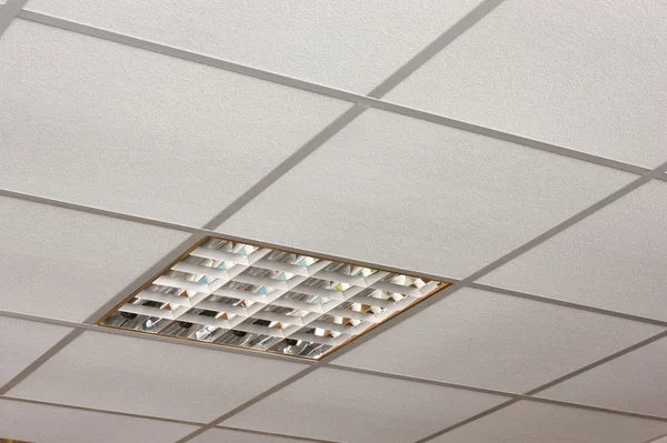 Vista diagonal close-up escritório teto lâmpada — Fotografia de Stock