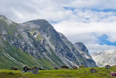 çarpıcı Norveç dağ manzarası