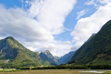 çarpıcı Norveç dağ manzarası