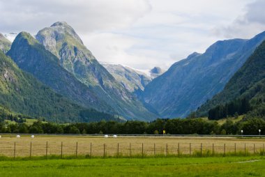 çarpıcı Norveç dağ manzarası