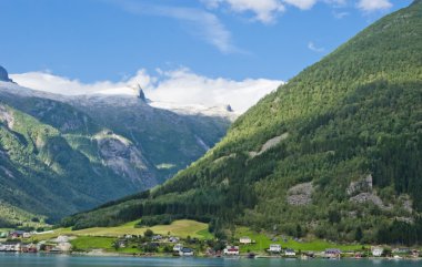 çarpıcı Norveç dağ manzarası