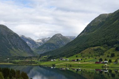 çarpıcı Norveç dağ manzarası