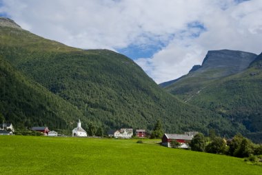 çarpıcı Norveç dağ manzarası