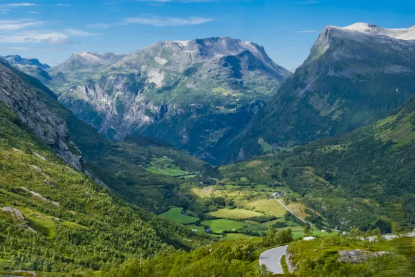 Impressionante paisagem montanhosa norueguesa — Fotografia de Stock