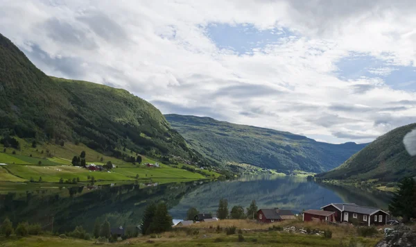 Çarpıcı Norveç dağ manzarası — Stok fotoğraf