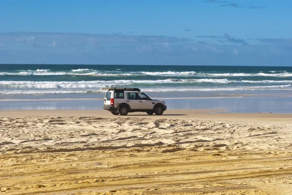 弗雷泽岛、 澳大利亚，高速公路在沙滩上 — 图库照片