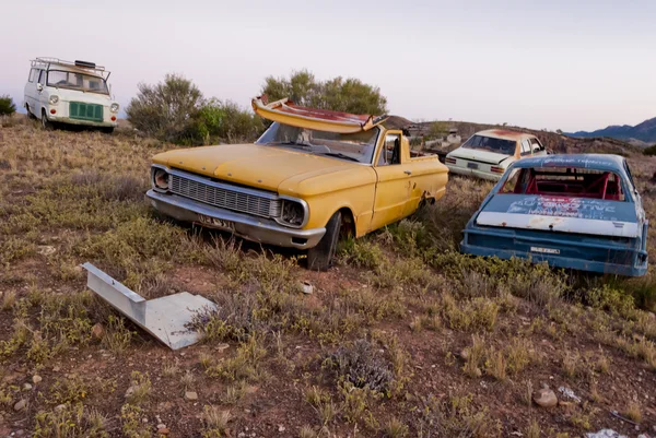 Carros enferrujados abandonados no arbusto australiano — Fotografia de Stock