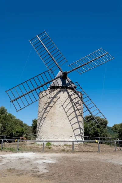 Bonheur moulin in porquerolles eiland, Frankrijk — Stockfoto
