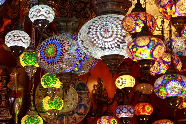 Turkiska lampor i grand bazaar, istanbul, Turkiet — Stockfoto