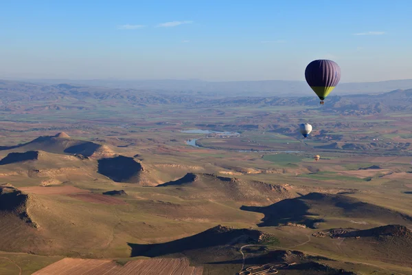 Heißluftballons bei Sonnenaufgang in der Türkei — Stockfoto