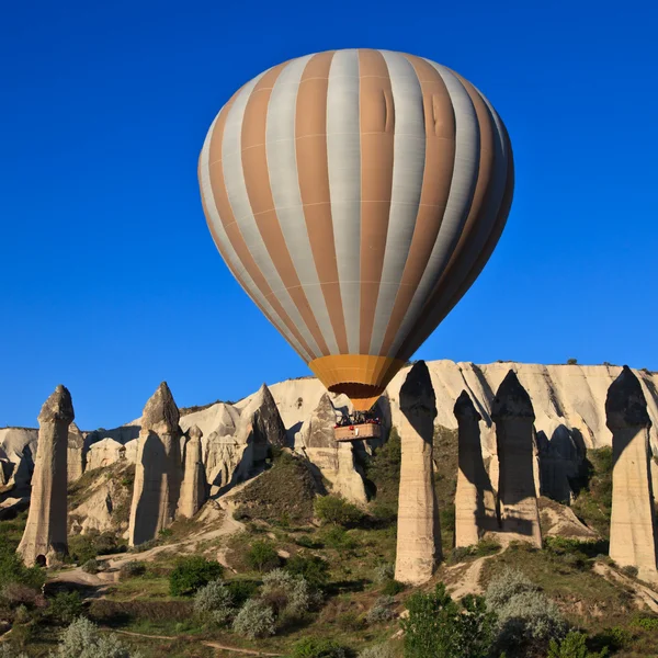 Kapadokya 'da sıcak hava balonu, hindi — Stok fotoğraf