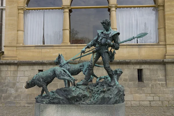 Statue of hunter with dogs — Stock Photo, Image