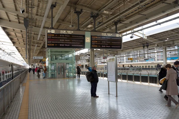 Piattaforma della stazione ferroviaria di Kyoto — Foto Stock