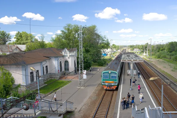 Tåget anländer till järnvägsstationen — Stockfoto