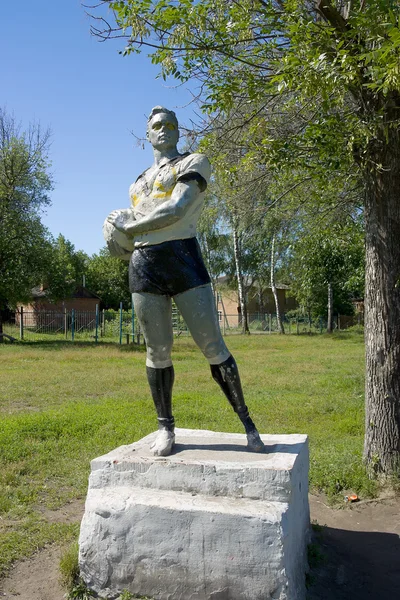 Soviet time sculpture of football player renewed nowadays — Stock Photo, Image