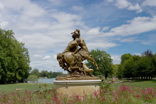 Statue de centaure féminin et humain masculin. Lyon, France . — Photo
