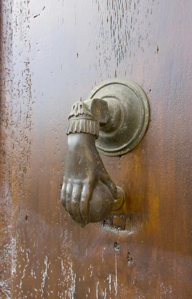 Бронзові двері молоток на дверях старовинному будинку в Ліоні, Франція — стокове фото