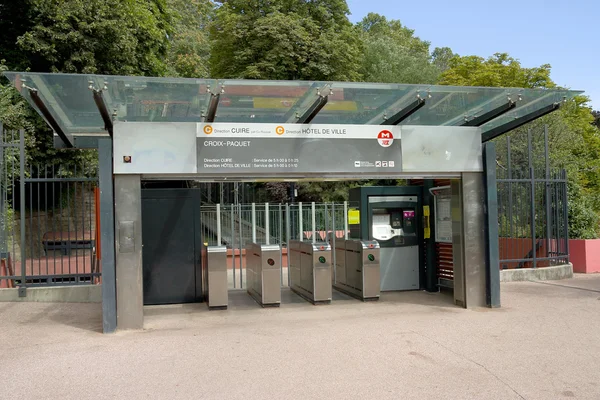 Toegang tot de metro station croix-paquet in lyon — Stockfoto