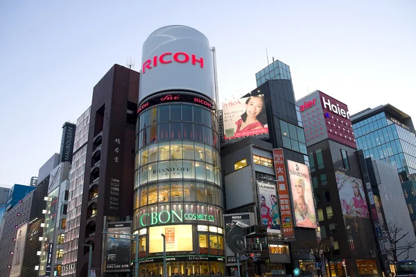 Stores in Ginza shopping district, Tokyo, Japan — Stock Photo, Image