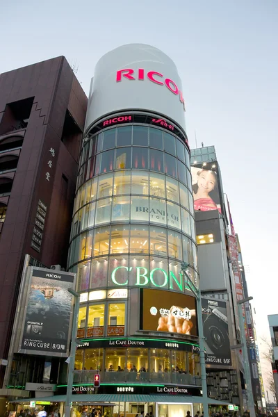 Warenhuis in ginza shopping district, tokyo, japan — Stockfoto