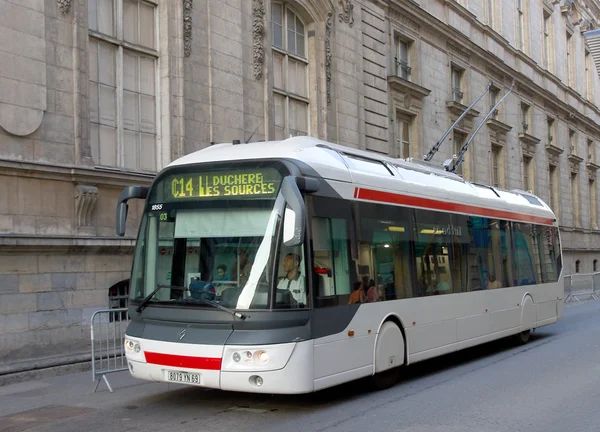 Общественный транспорт - троллейбус — стоковое фото
