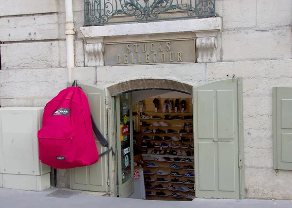 Enorme mochila en la entrada de la tienda de deporte . — Foto de Stock