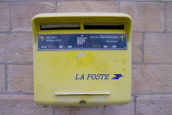 Caixa de correio amarela — Fotografia de Stock