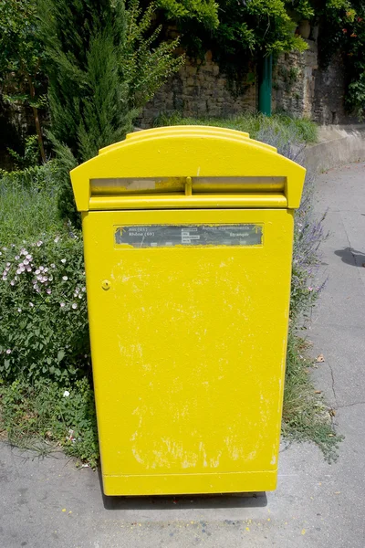 Желтый почтовый ящик — стоковое фото