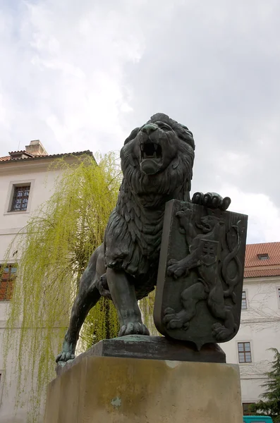 Statue de lion avec armoiries de la République tchèque — Photo