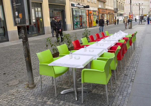 Café d'été dans la rue de Prague — Photo