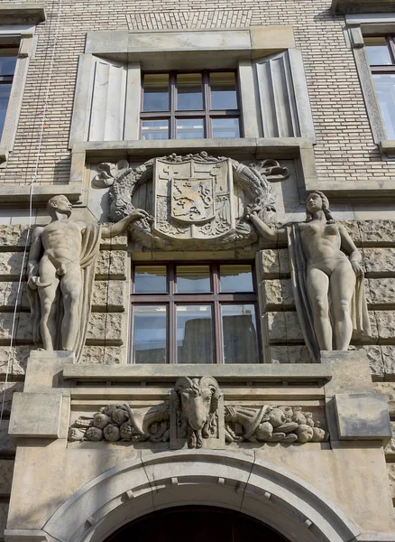 Dekorativní portál staré budovy. Praha, Česká republika — Stock fotografie