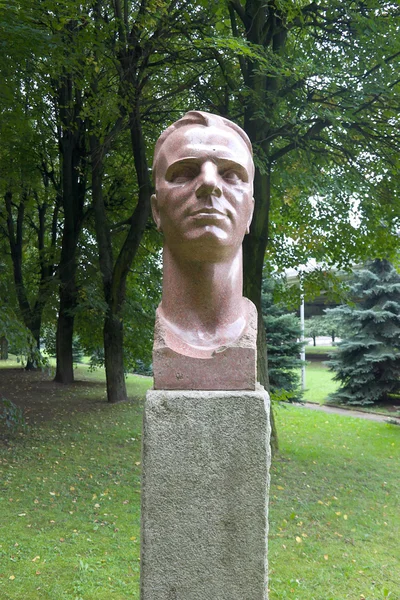 Busto de Yuri Gagarin, primeiro cosmonauta. Kaliningrado, Rússia — Fotografia de Stock