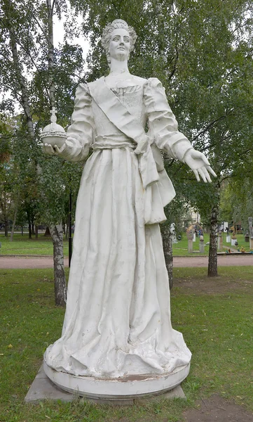Скульптура императрицы Екатерины Великой . — стоковое фото