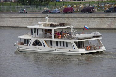 nehir yat otrada Moskova Nehri üzerinde