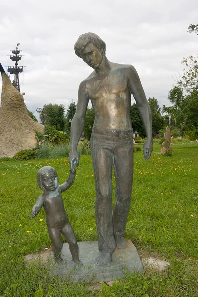 Sculptuur van man met kind — Stockfoto