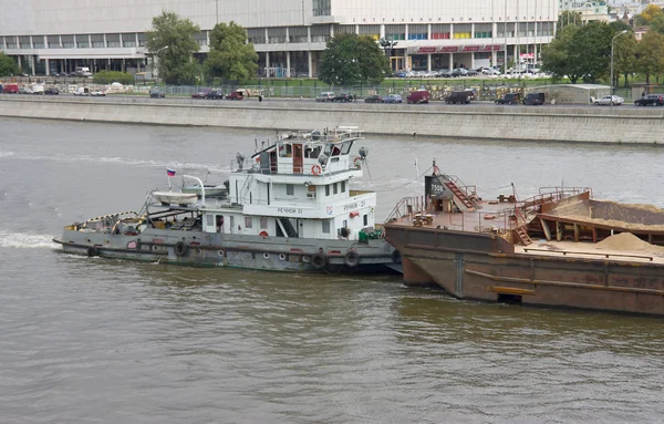 Schlepper rechnoy-21 auf dem Fluss Moskva — Stockfoto