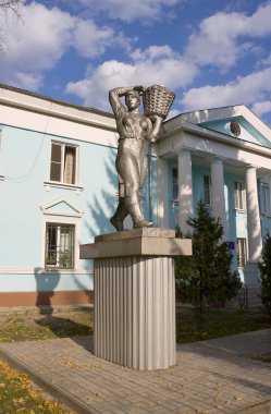 Monument for female peat collectors clipart