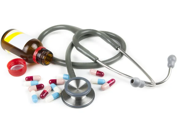 Stéthoscope et pilules colorées — Photo