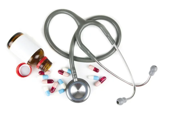 Stetoskop a barevné pilulky — Stock fotografie