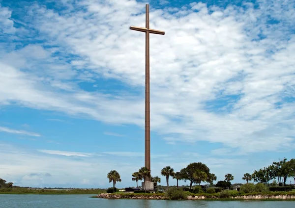 Large cross against a cloudy Florida sky, St Augustine — Stock Photo, Image
