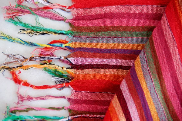 Barevné mexické tkáň lemované různobarevných vláken. — Stock fotografie