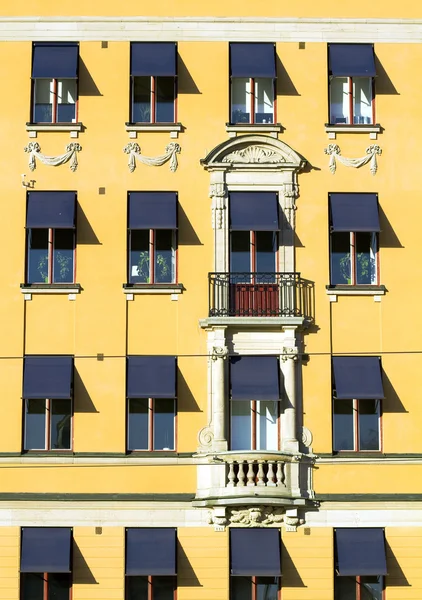 Vecchia facciata gialla europea . — Foto Stock