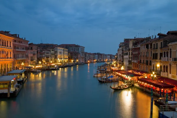 Schilderachtige nacht beeld van Venetië. — Stockfoto