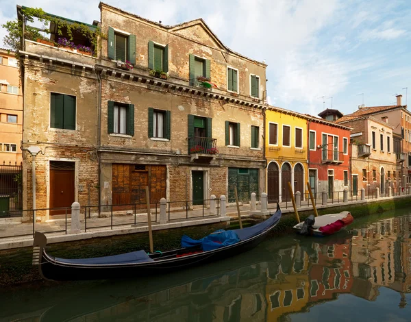 Canal avec gondole sur Murano . — Photo