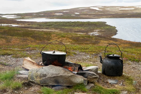 Cuisine au feu de camp en Laponie . — Photo