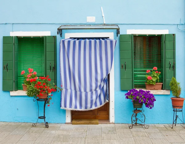Casa azul em Burano . — Fotografia de Stock